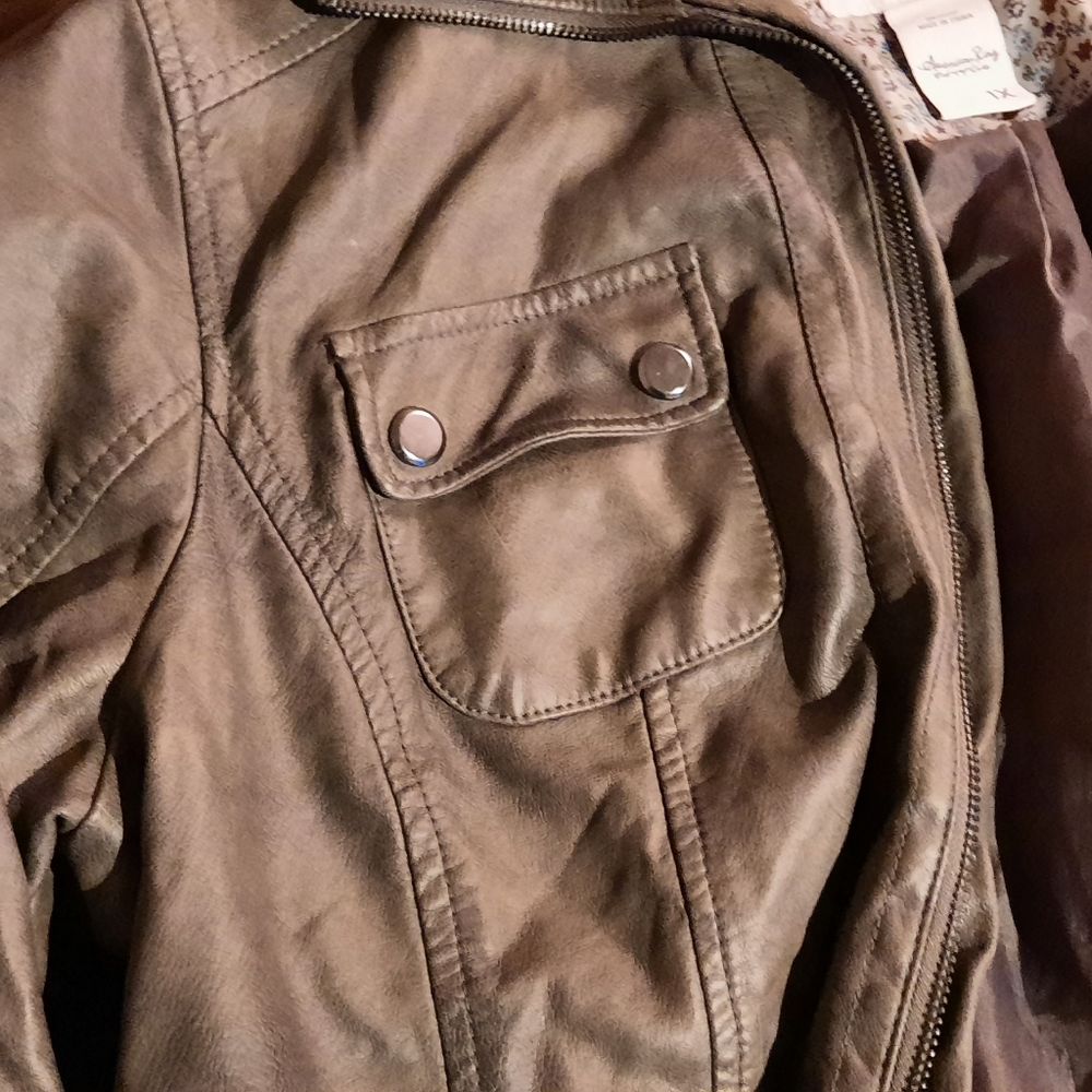 Feminine cut Leather Motorcycle Jacket - Picture 2 of 14